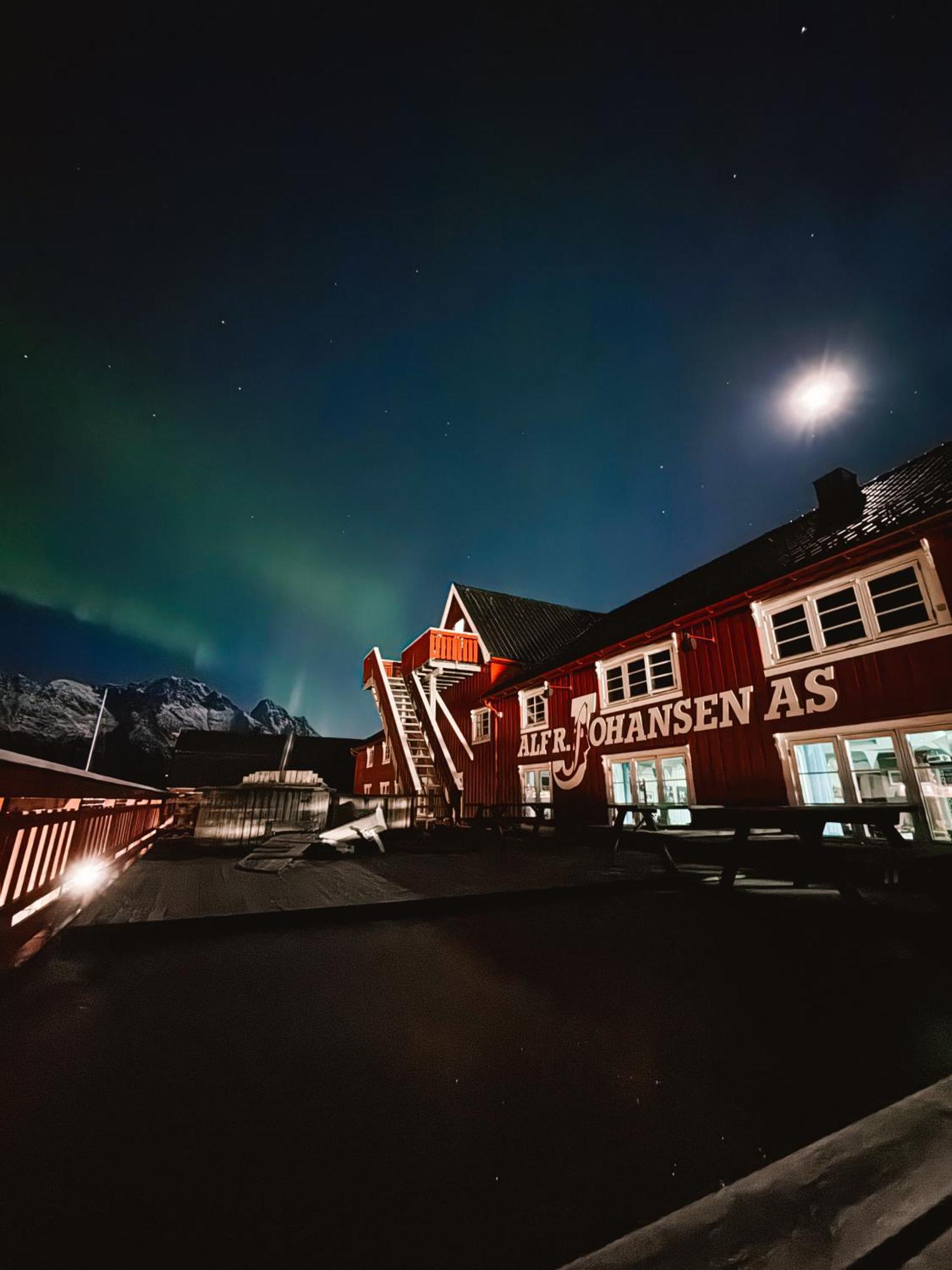 Finnholmen Brygge Henningsvaer Luaran gambar