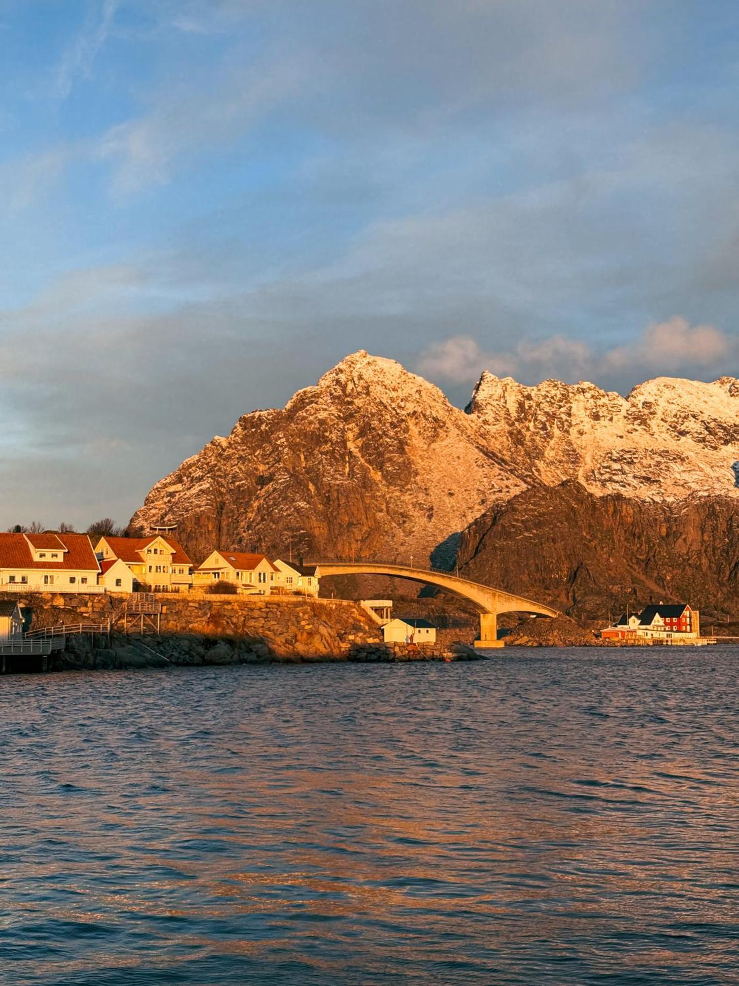 Finnholmen Brygge Henningsvaer Luaran gambar